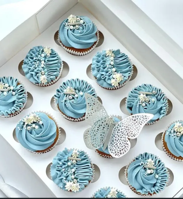 Blå cupcakes med hvit sommerfugl
