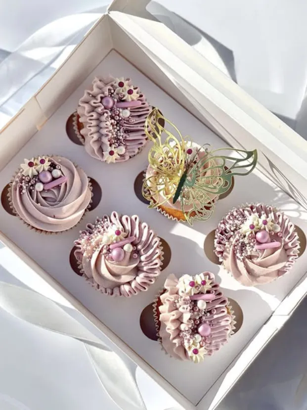 Lilla cupcakes med gullsommerfugl