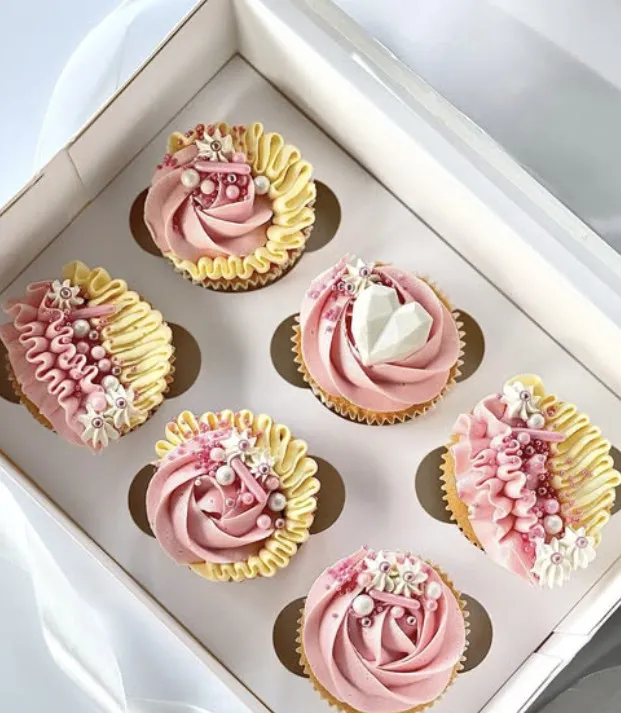 Rosa og gule cupcakes med perler